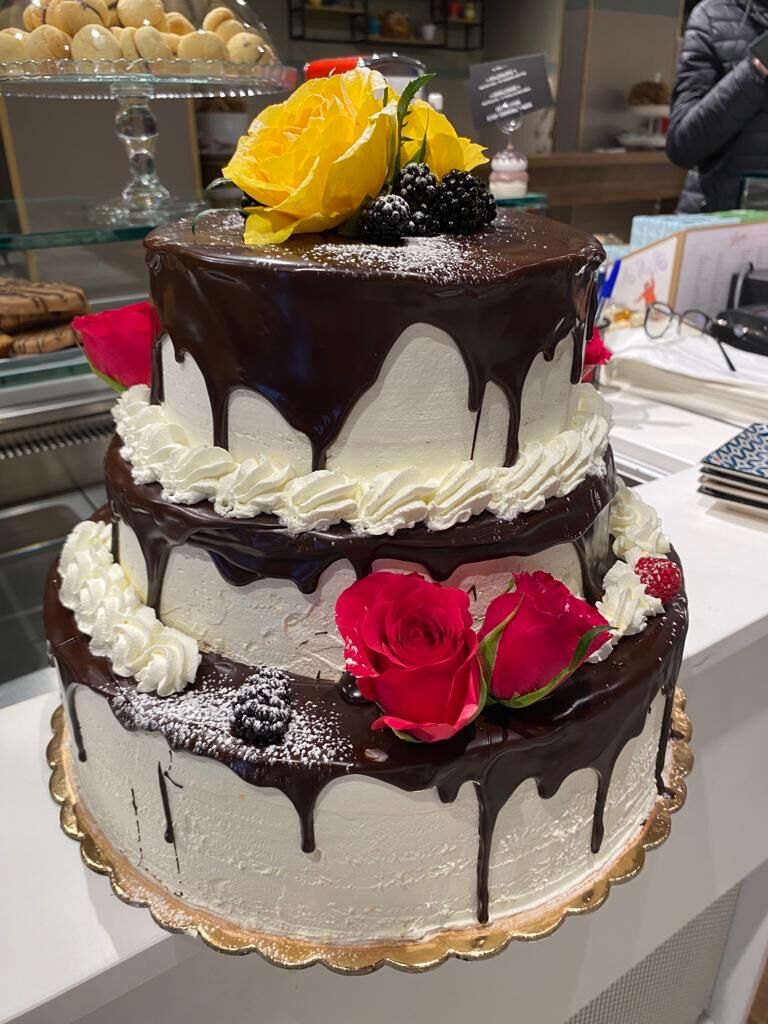 Torta pan di Spagna con crema chante lì a tre piani