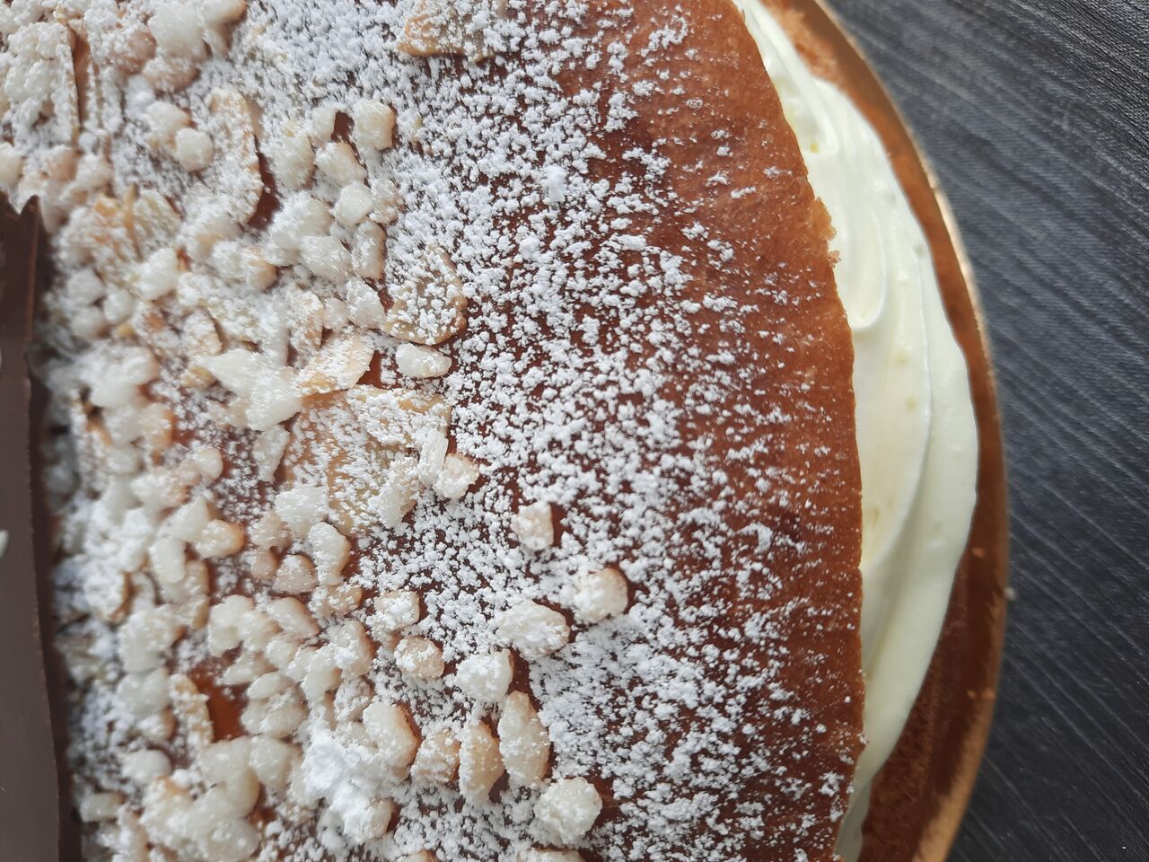 Tropezienne: brioche, crème pâtissière allégé avec chantilly . Parsemé d amandes effilées et de sucre grain