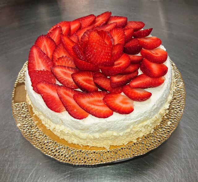 pan di spagna e crema chantilly con fragole