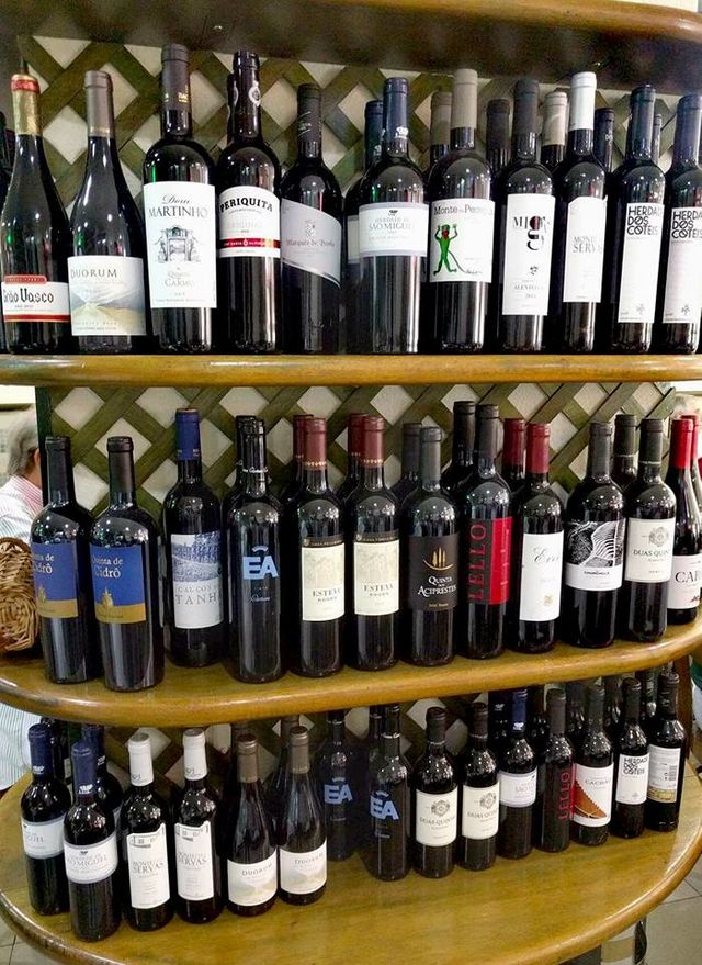 A nossa exposição de vinhos no topo da sala, tendo como opção de escolha vinhos alentejanos, do douro e região de Lisboa