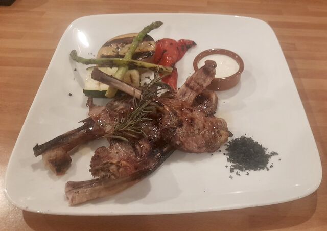 Costelles de corder a la brasa.
