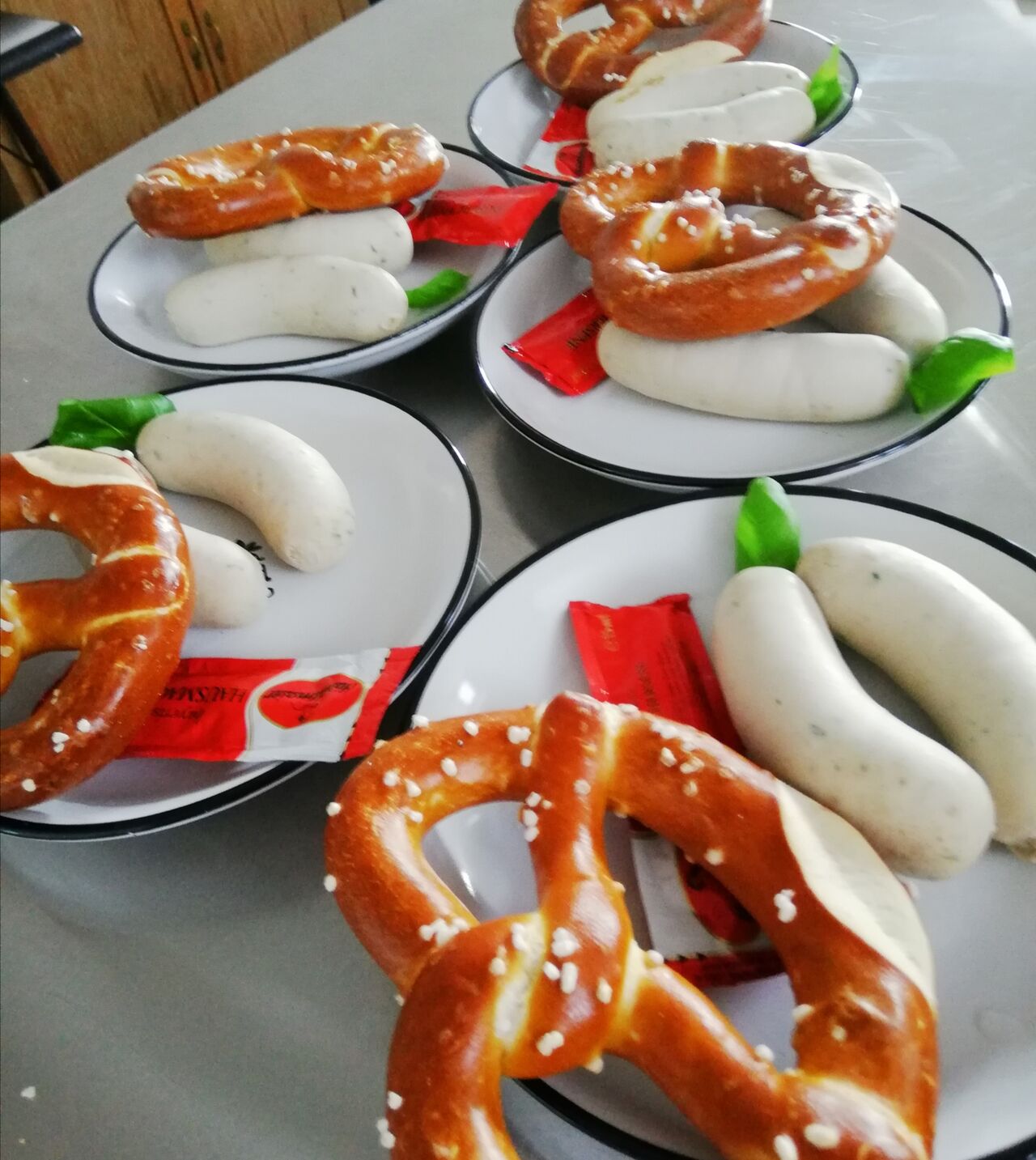 Manchmal dürfen es auch Weißwürste mit frischen Brezen sein.