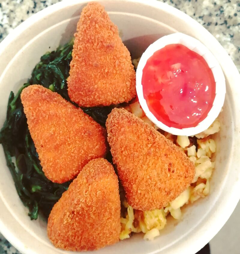 Punte di brie impanate,patate,cicoria,salsa agrodolce