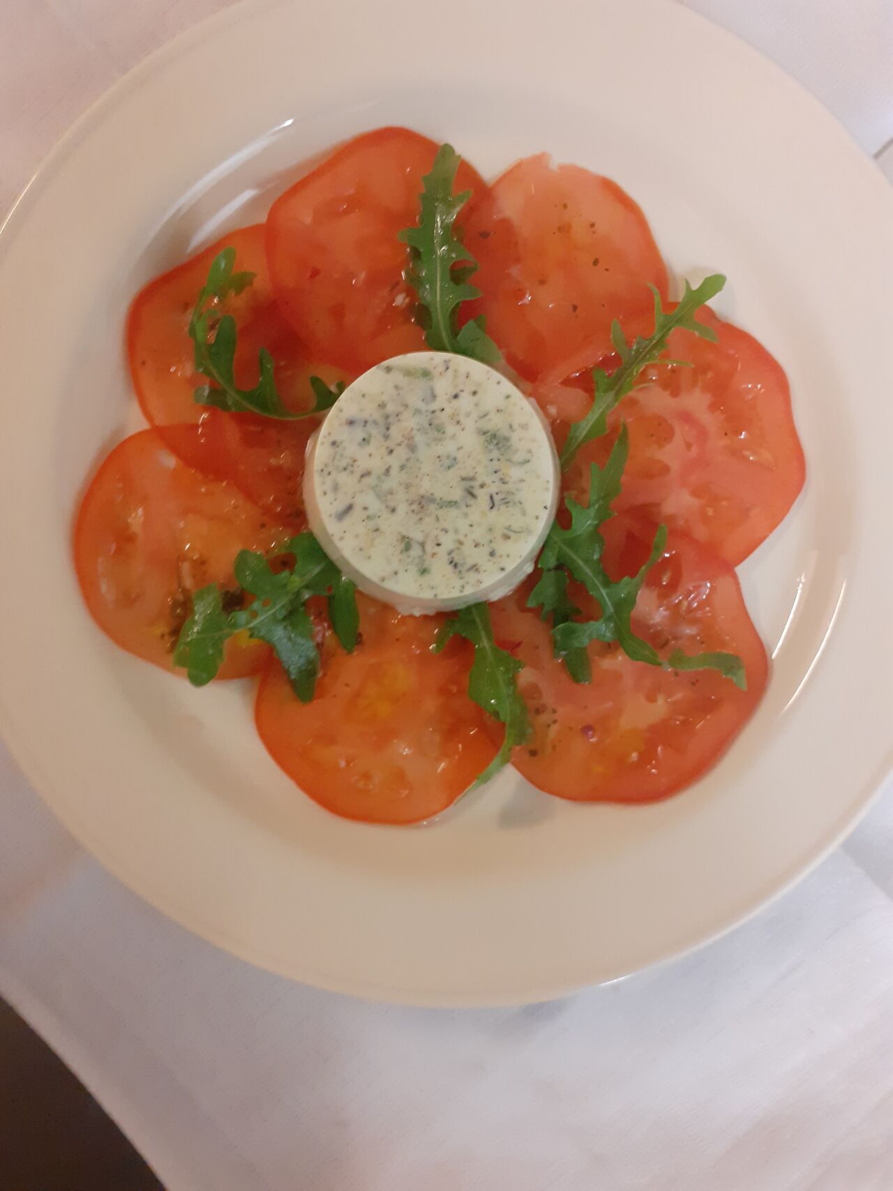 Frischkäse Pannacotta auf Tomaten Carpaccio