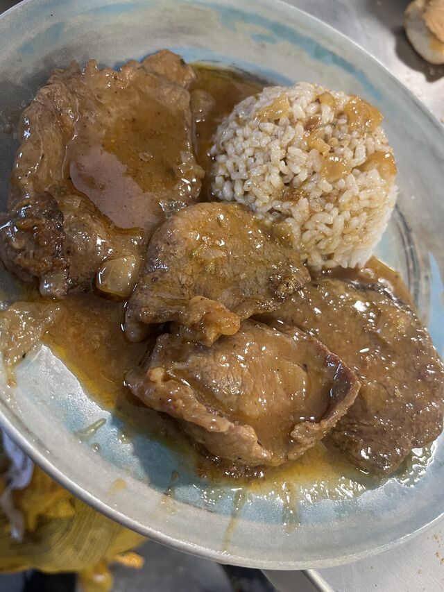 Fricando en salsa con arroz