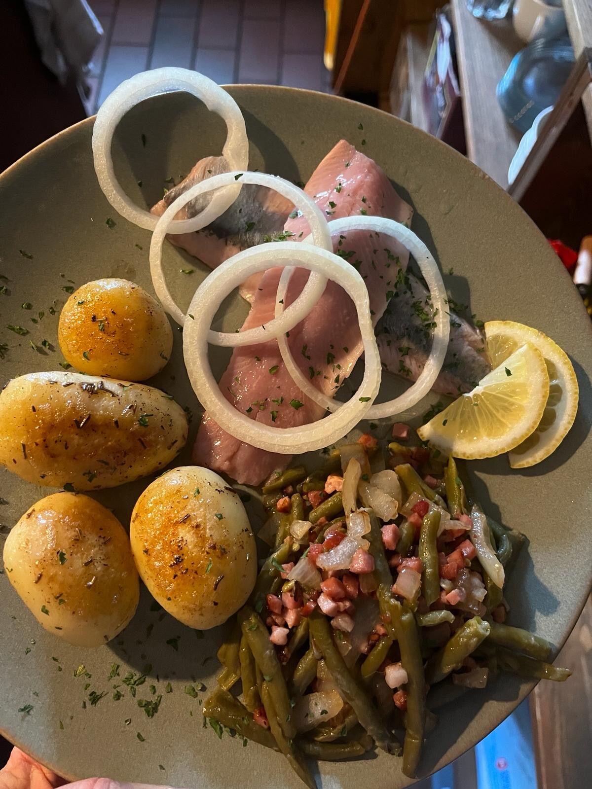 Räuchermatjes mit Speckbohnen & Salzkartoffeln 