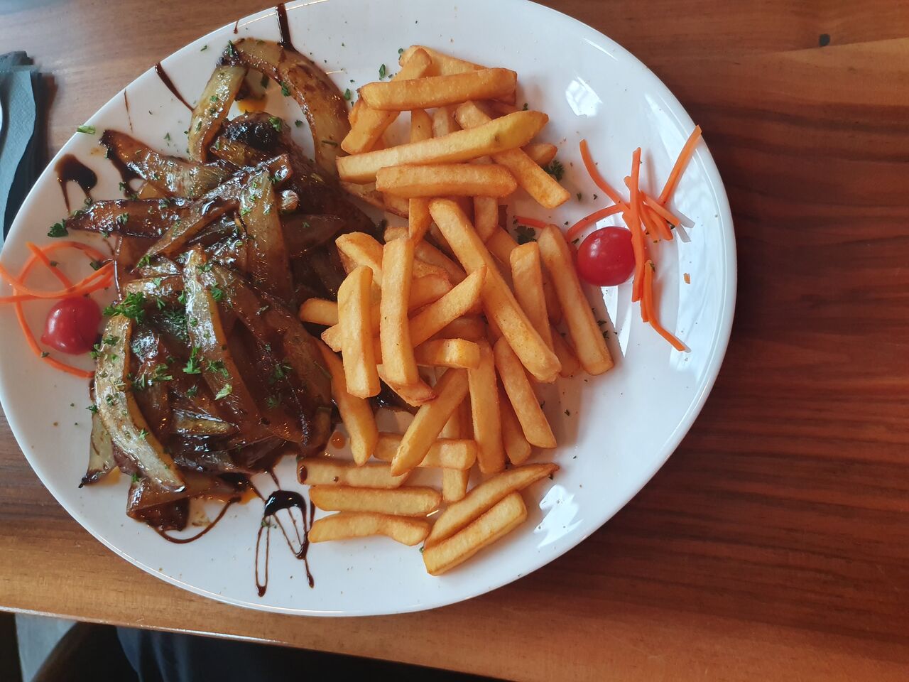 Rumpsteak mit Zwiebeln und Pommes 