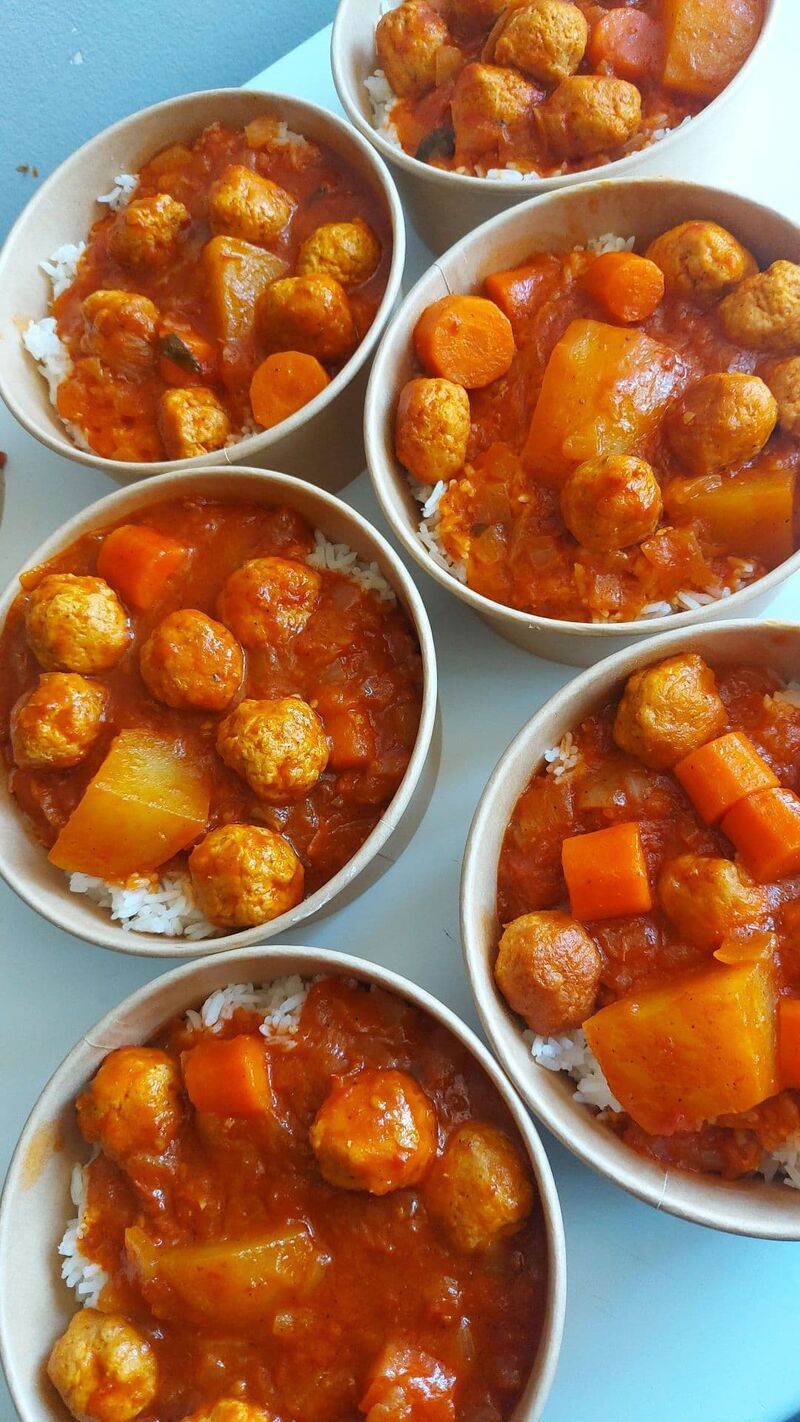 Mafé bowl Sauce à pate d'arachide, boulette de poulet, carotte, pomme de terre accompagné de riz basmati