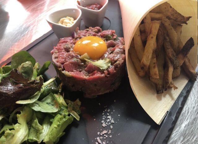 Tartare de boeuf charolais, haché au couteau, frites maison