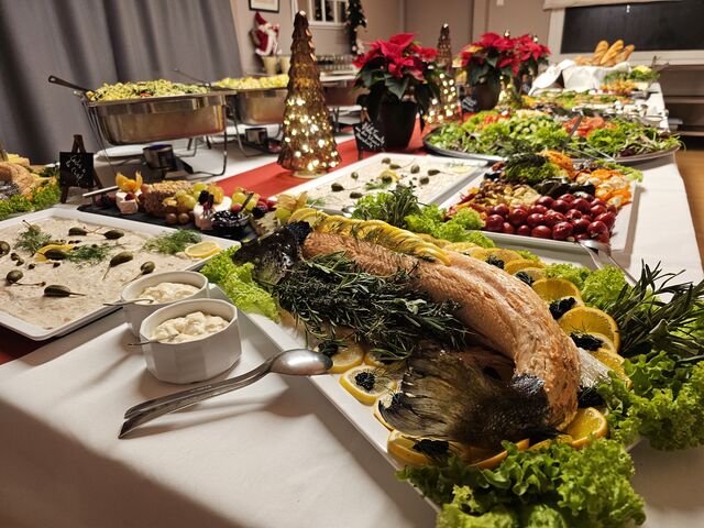 Pochierter Lachs/ Vitello Tonnato/ Antipasti Buffet kleine Ansicht