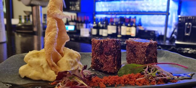 Iberico Schweinebäckchen geschmort in Rotwein mit karamellisierten Birne, Spinat-Rosinen-Kartoffelpüree 