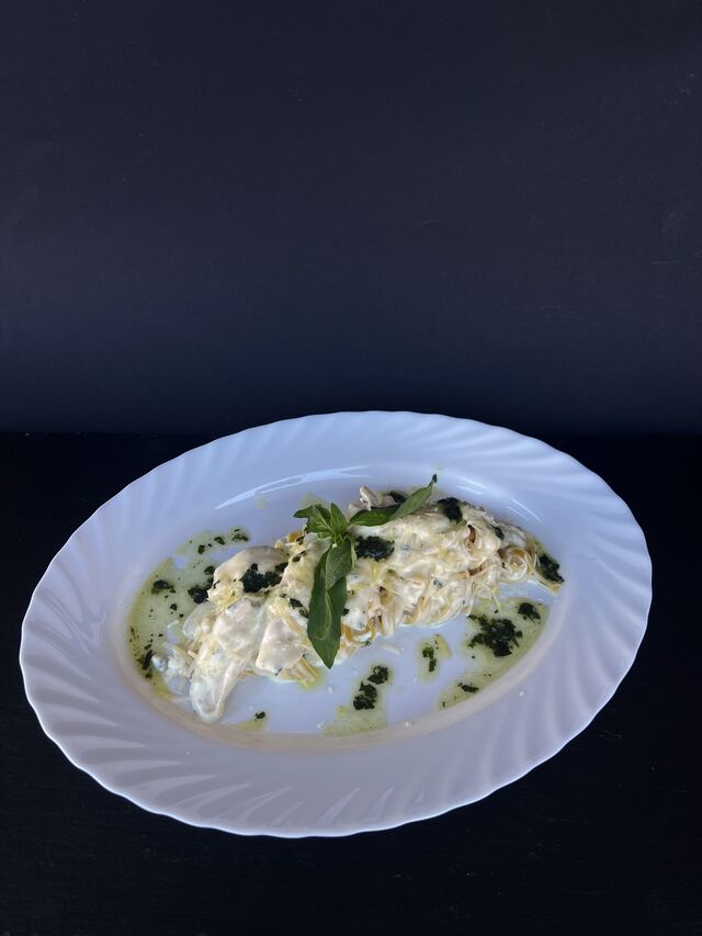 Linguine se sýrovo - smetanovou omáčkou a kuřecím masem, bazalkové pesto