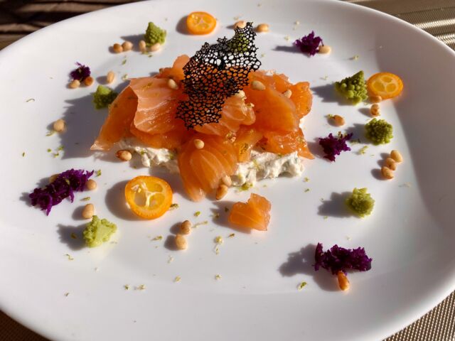 Saumon Gravlax sur lit crémeux aux herbes