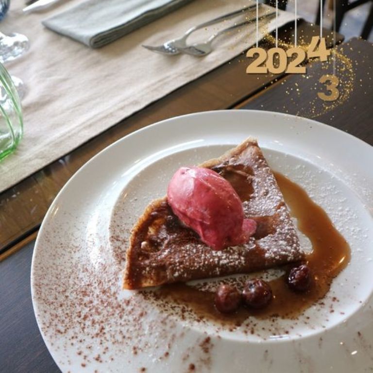 Crepe de chocolate com gelado de frutos vermelhos e redução de ginjinha