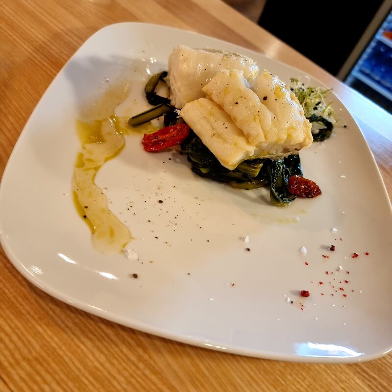 Baccalà cotto a bassa temperatura con catalonia e pomodorini confit