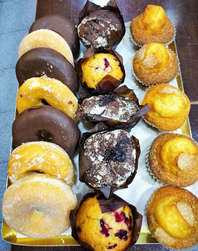 Berlinas y tulipas de chocolate y crema de arandanos