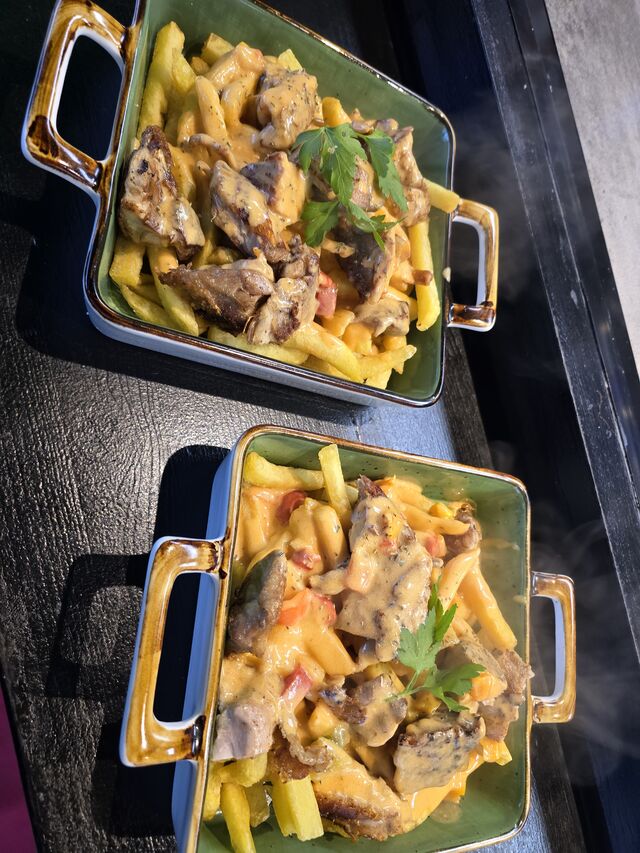 Hähnchen, metaxasoße, Pommes!