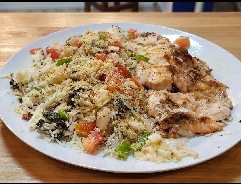 Pechuga de pollo con sus guarniciones (arroz, picadillo, farofa casera)