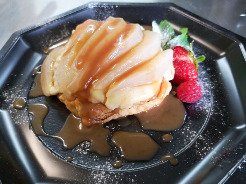 Feuilleté Poire, Sauce Caramel Beurre Salé 