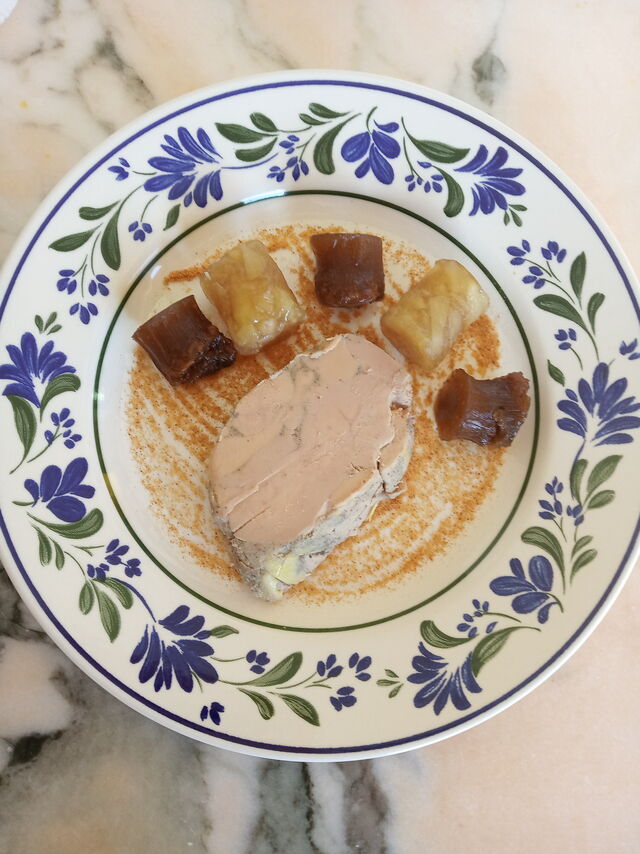 Foie gras de canard cuit entier sous vide , gelée de figue et pommes relevé a la poudre de pain d épice
