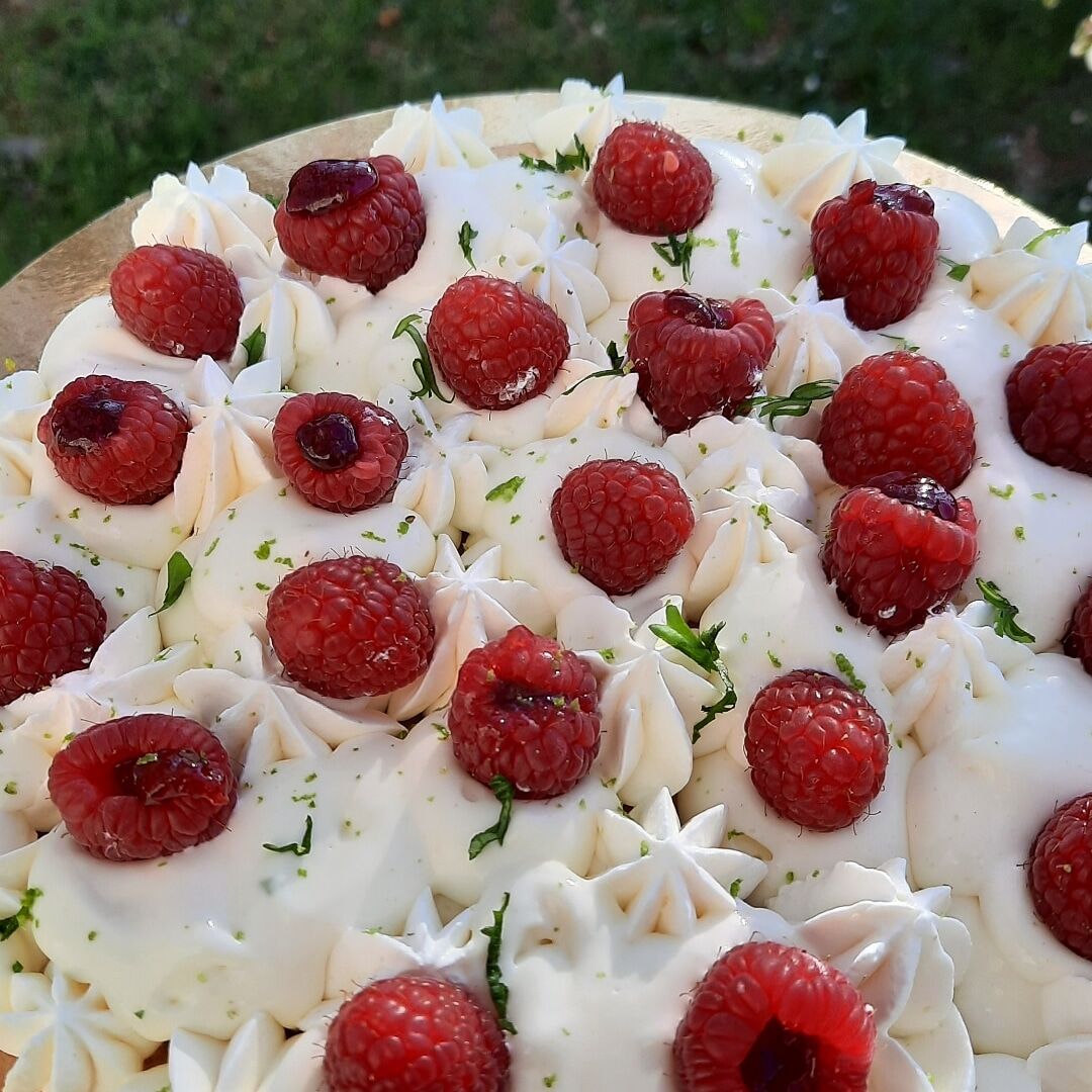 Un namelaka chocolat blanc ,framboises,citron vert avec une base de pâte sablé