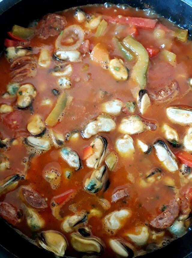 MOULES AU CHORIZO + RIZ 12€ la part moules décortiquées, chorizo, poivrons, tomates, vin blanc...