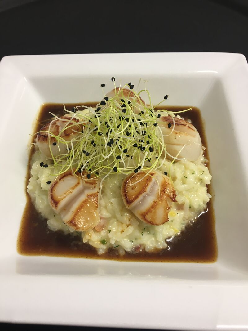 Noix de Saint Jacques de Saint Brieuc, Risotto Crémeux, Jus de Viande et Germes de Poireaux