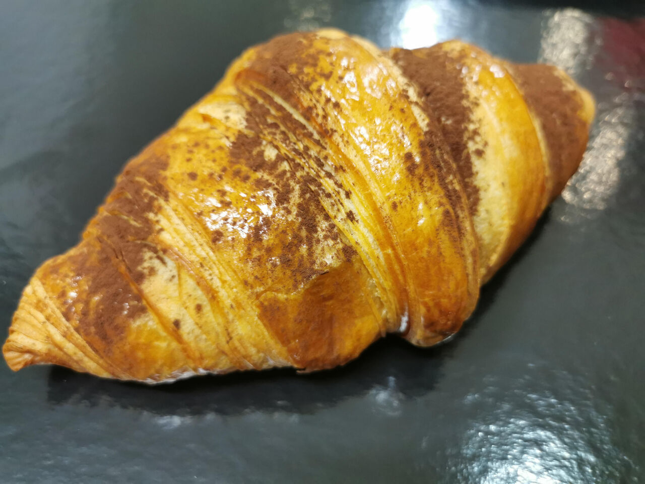 Croissant au beurre fourré au Nutella.