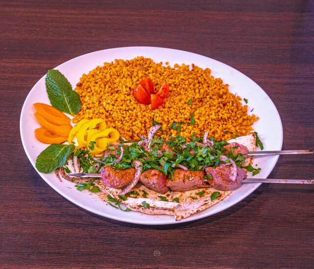 BROCHETTES AGNEAU & BLÉ A LA SAUCE TOMATE