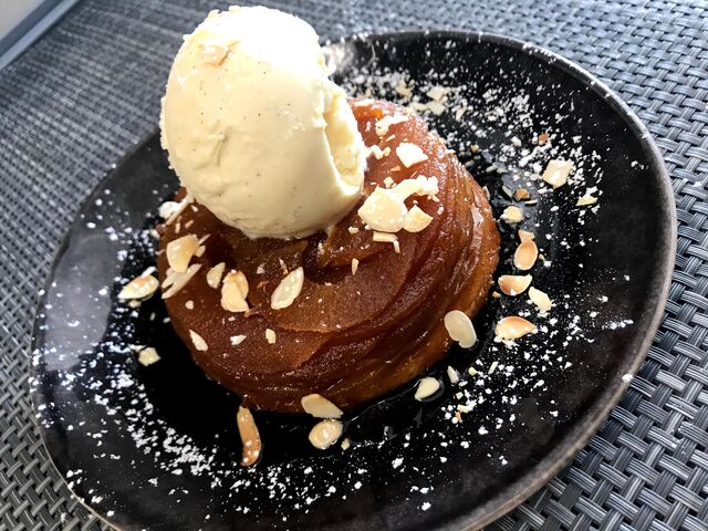 Tarte tatin revisitée et sa boule de glace Vanille artisanale