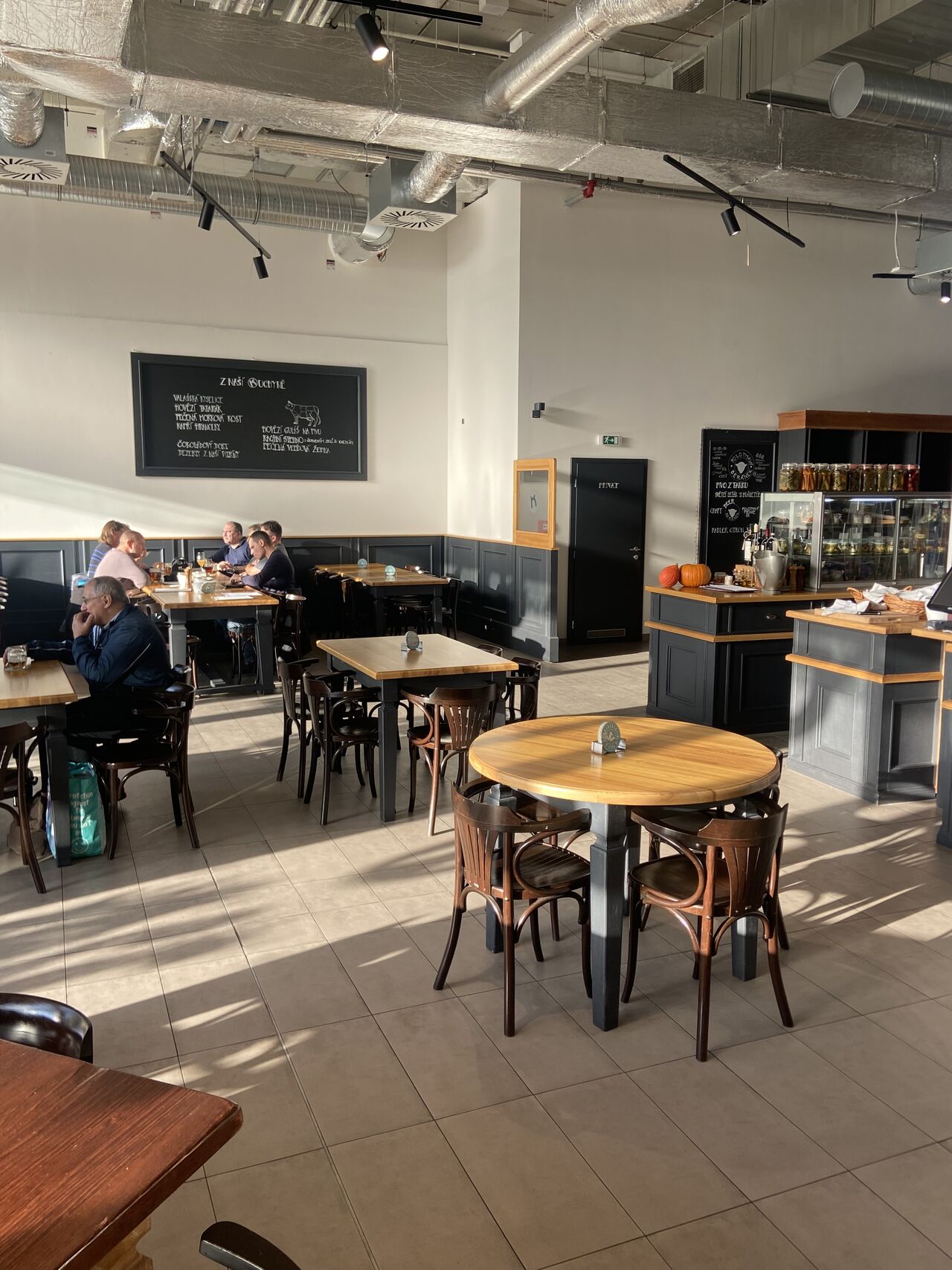 Různé velikosti a druhy stolů