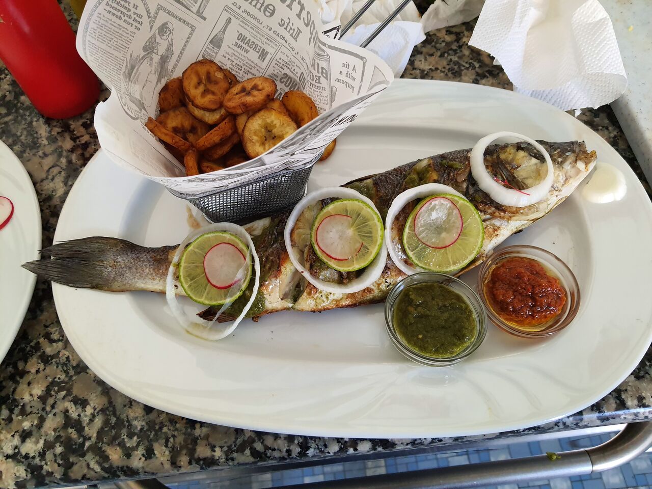 Poisson braisé assaisonné aux herbes D'AFRIQUE