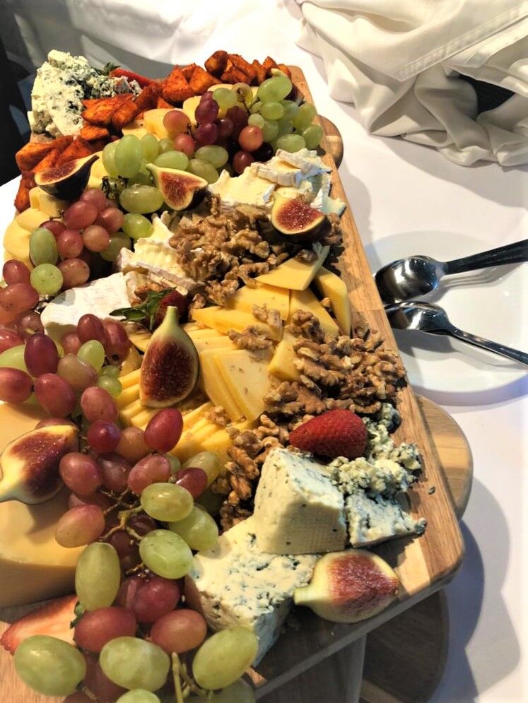 Dřevěné prkénko plné sýru