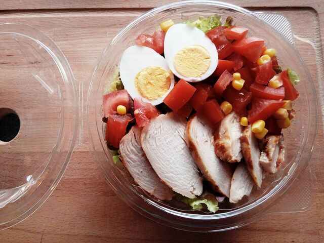 Salade poulet (salade verte-poulet-tomates-maïs-oeuf) 5,50 euros