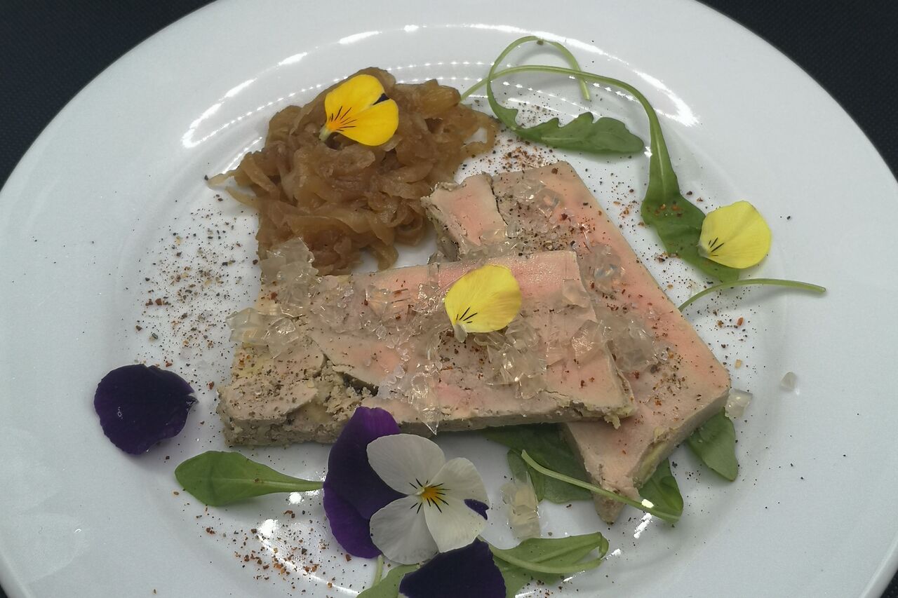 Foie gras maison aux Monbazillac gelée de vin et chutney de radis blanc