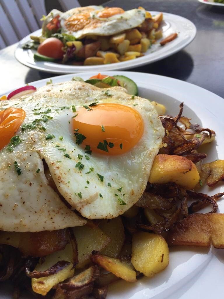 Spiegelei mit Bratkartoffeln und Salat