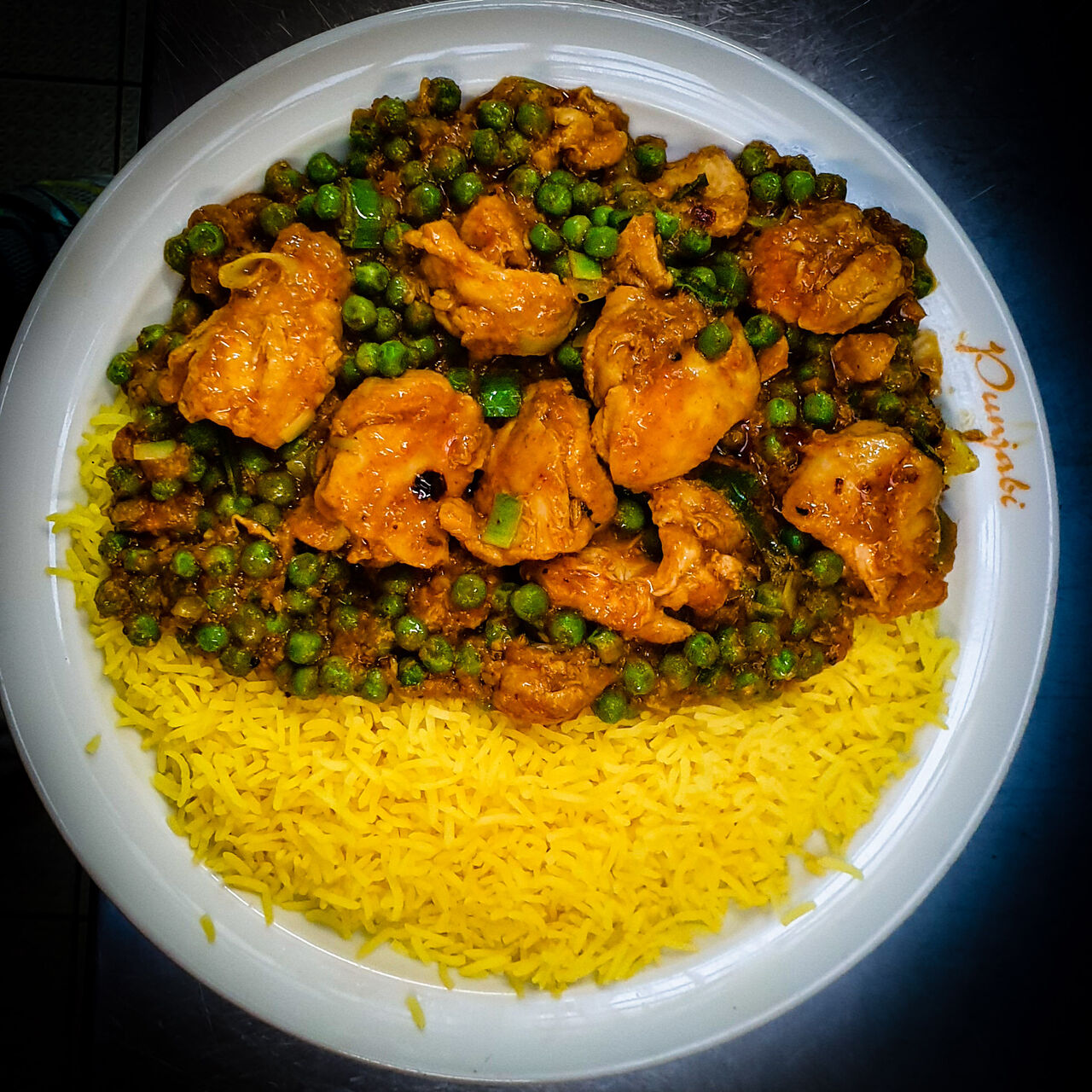 Chicken Achar Masala - Hähnchen und grüne Erbsen in indischer Sauce mit Basmatireis