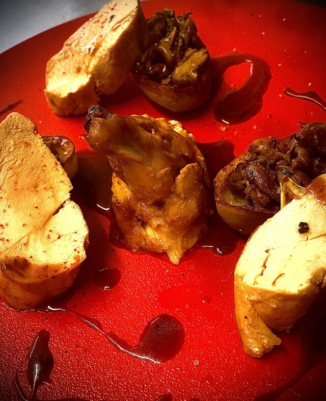 suprême de volaille pommes de terre farcies aux mousserons de la St georges, jus de carcasses. restaurant la beaune heure beaune