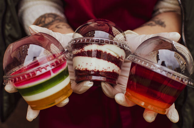 Трайфли від Sweet Village в асортименті (див. нижче). 