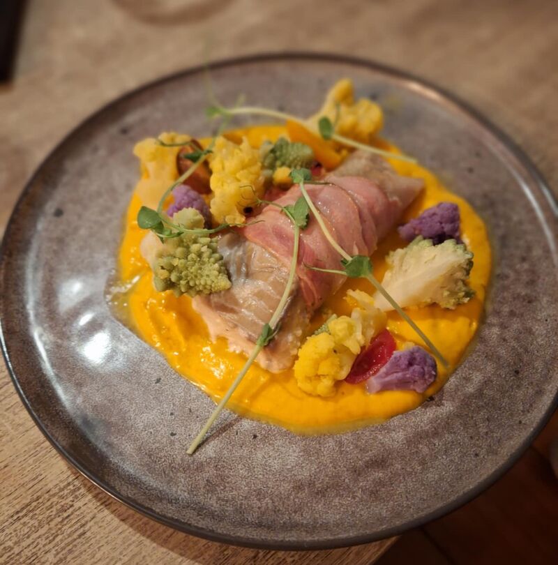 Dos de lieu noir lardée, crémeux de butternut, petits légumes.