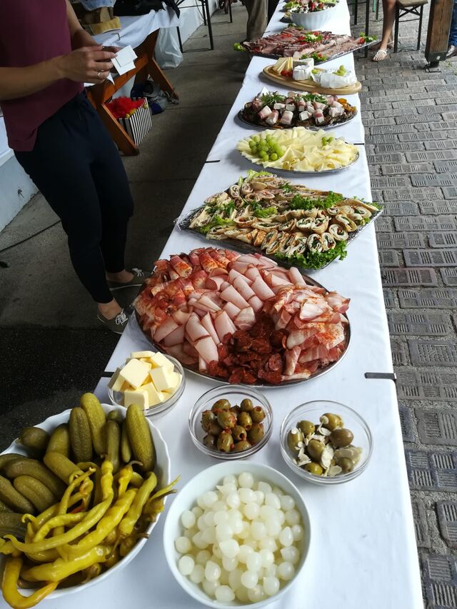 Sommerliches rustikales Aufschnitt-und Vorspeisenbuffet