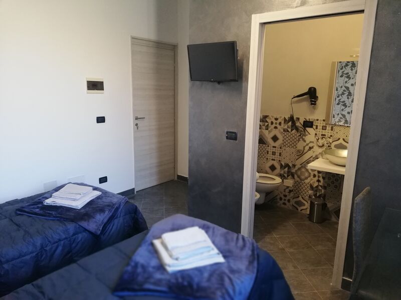 Camera Superga
Singola con bagno privato € 35
Doppia con bagno privato € 45
2.30 € tasse di soggiorno
Colazione inclusa