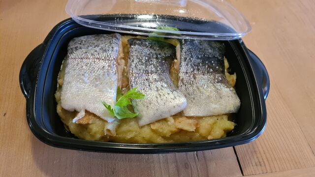 A emporter Filets de truite d'Ardèche, écrasé de pommes de terre aux amandes torréfiées.