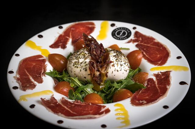 Burrata artesanal con mermelada de melocotón y crujiente de jamón ibérico. 