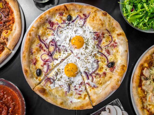 lardons, oignons, 2 œufs, fromage