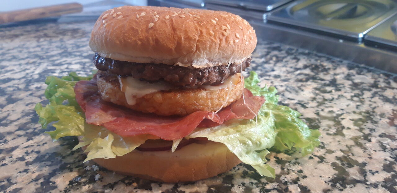 Le gourmet , 2 steak de 125grs salade tomates oignons rouge 3 bacons et brie de Meaux. + frites.