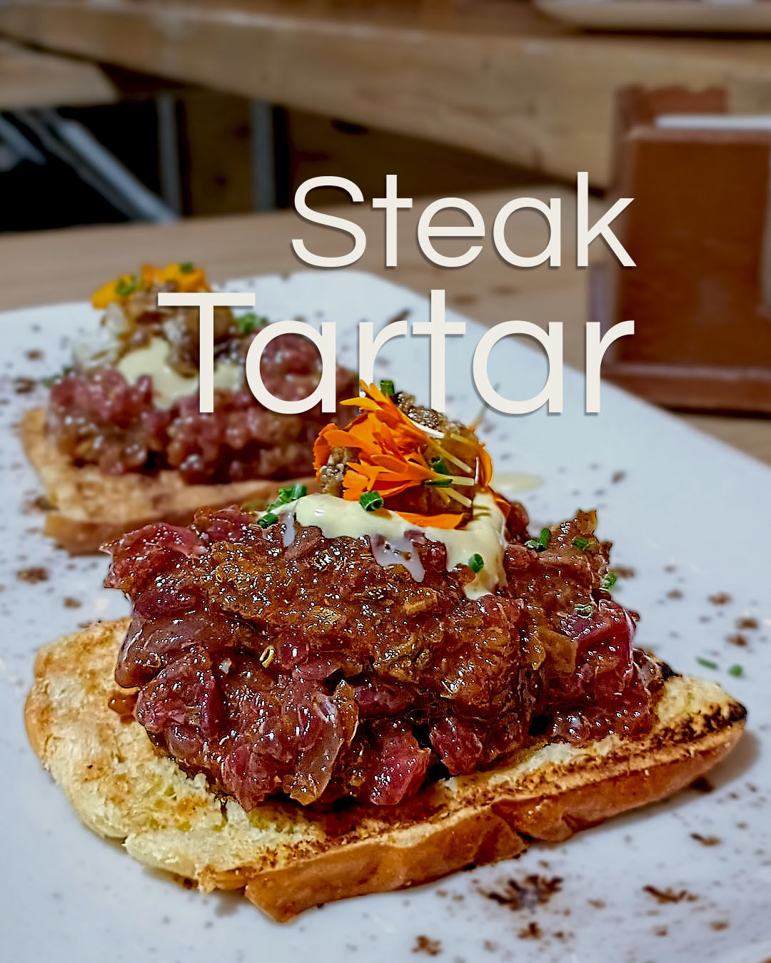 Steak Tartar, salsa holandesa de miso y tuétano en brioche tostado.