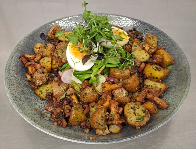 Mühlviertler Bauernsalat - Bunter Blattsalat mit gebratenen Eierschwammerl, Speckwürfeln, Erdäpfel und Ei