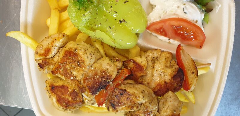 KOTOPOULO Souvlaki mit Pommes, Tzatziki und gemischten Salat 