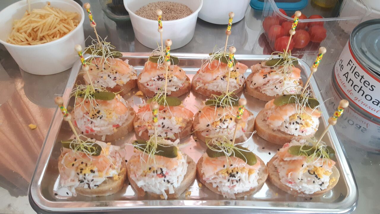 Tapa de ensaladilla de cangrejo con sabana de yema de huevo cocido y sabana de langostino con germinados de cebolleta